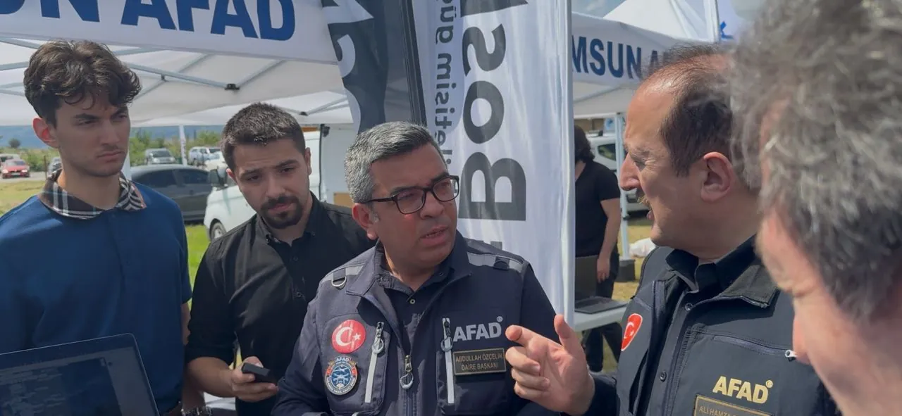 BosNets standında AFAD yöneticilerine sistem anlatılırken çekilmiş fotoğraf.